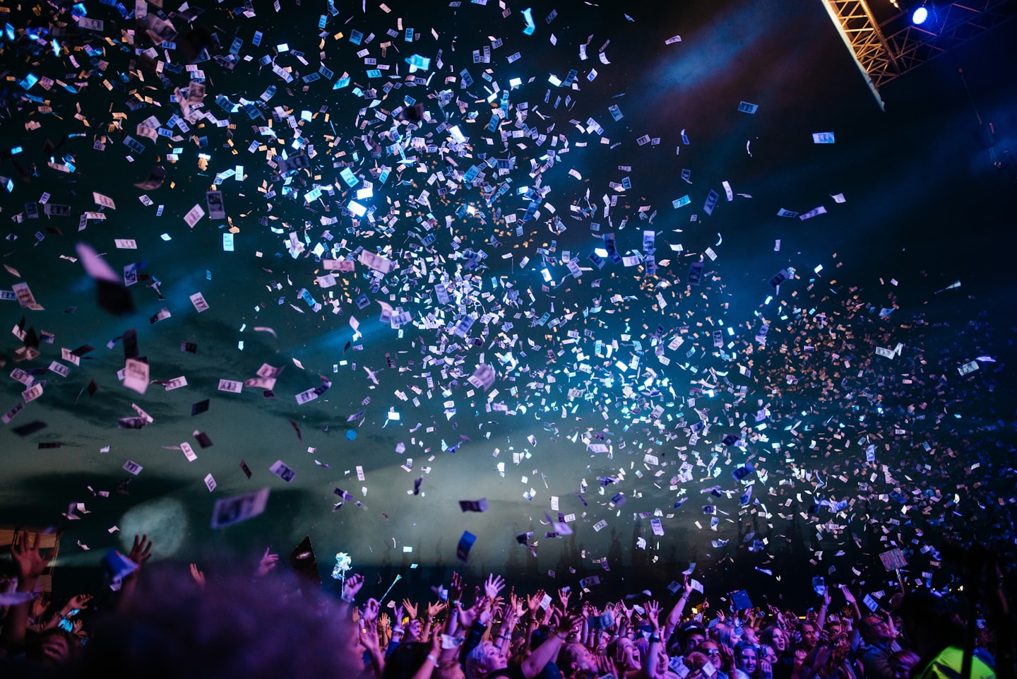 Feiern im Partyzelt von Amor Uphoria